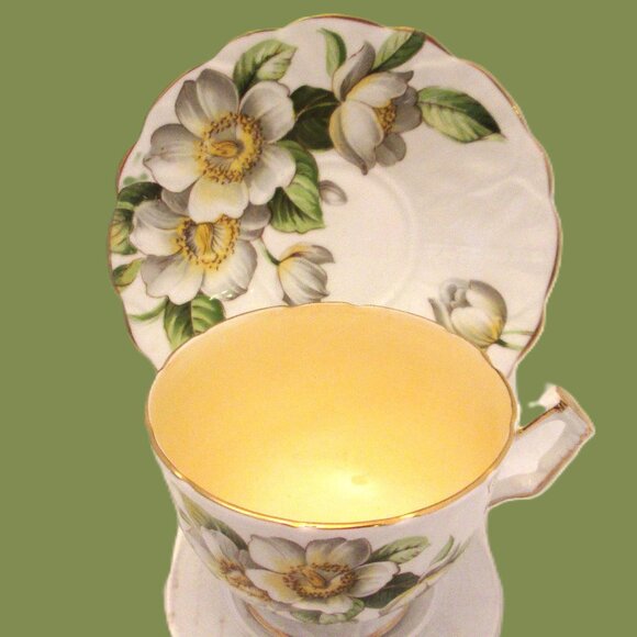 Vintage 2 Dimisional Aynsley Bone China teacup graced with english white & yell - Picture 2 of 12